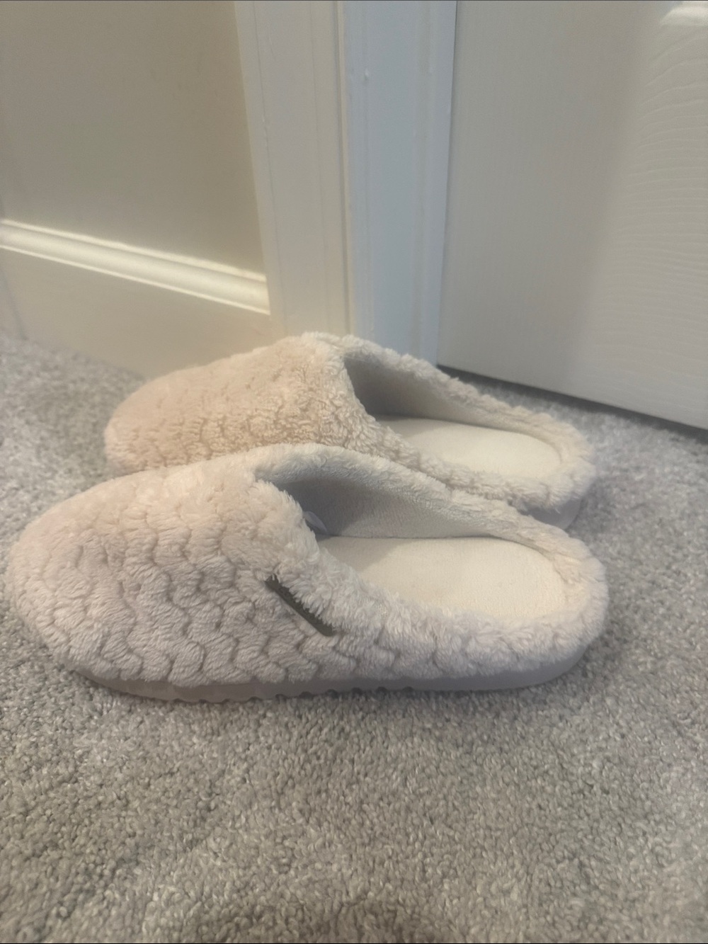 Plush Chevron Slip-On Women's Slippers in Light Gray